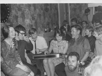 209 Peggy Seeger & Ewan McColl (Centre of picture)