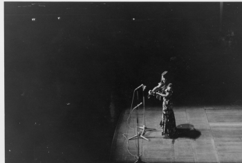 04 Buffy Saint Marie on stage